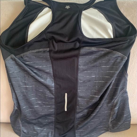 Lot of four athletic clothing - - Picture 2 of 10